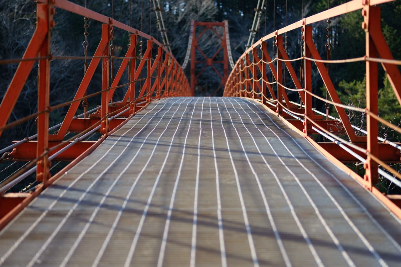 雷神さんの作品はひっそり佇む吊り橋