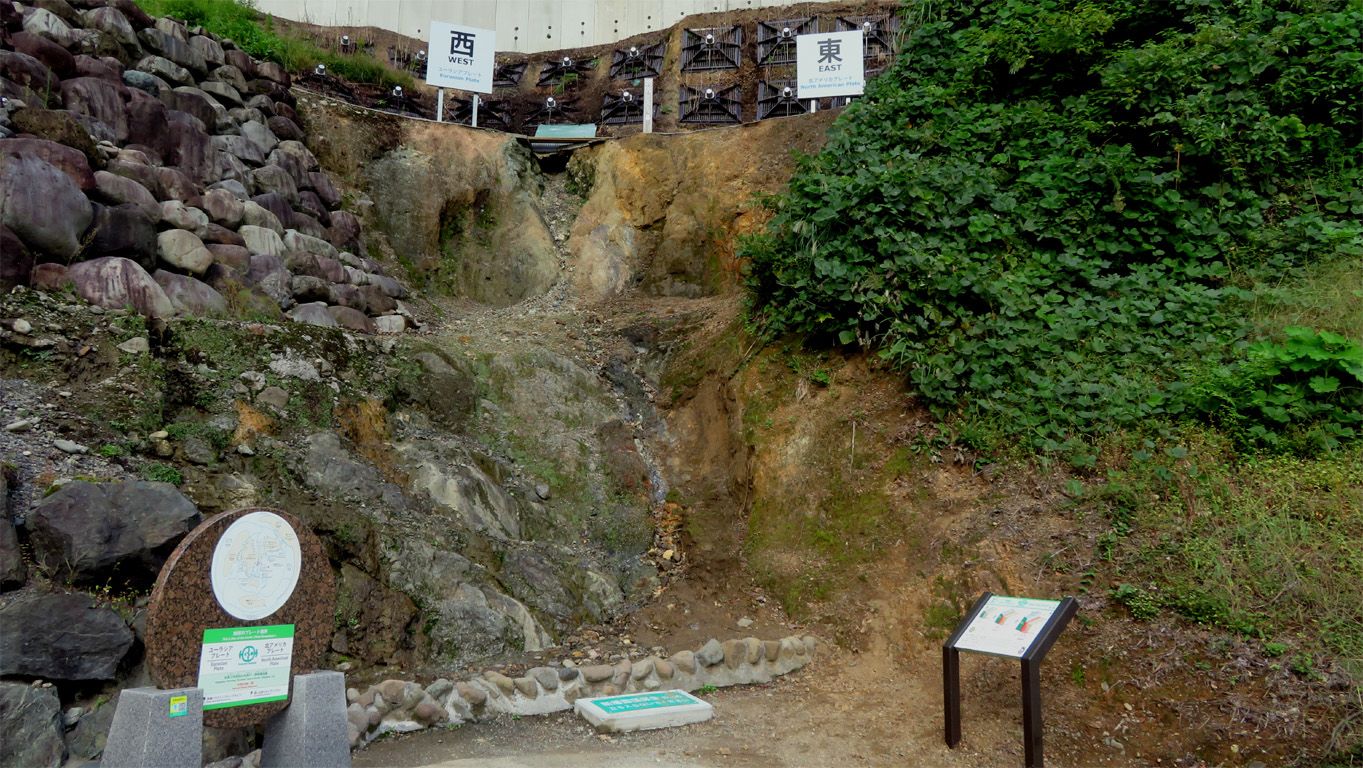 8823海底人さんの作品、題はフォッサマグナが見える場所」0710-4a